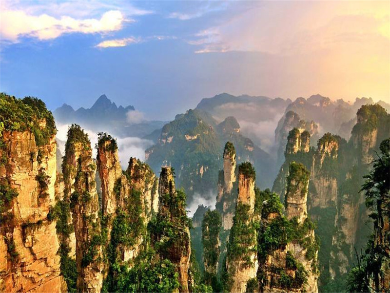 张家界旅游：自然风光与人文历史的完美交融